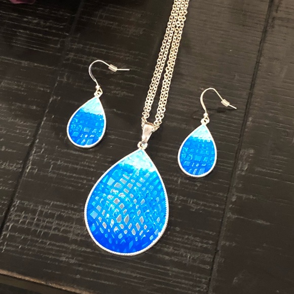 Jewelry - 💙Necklace & Earring Set